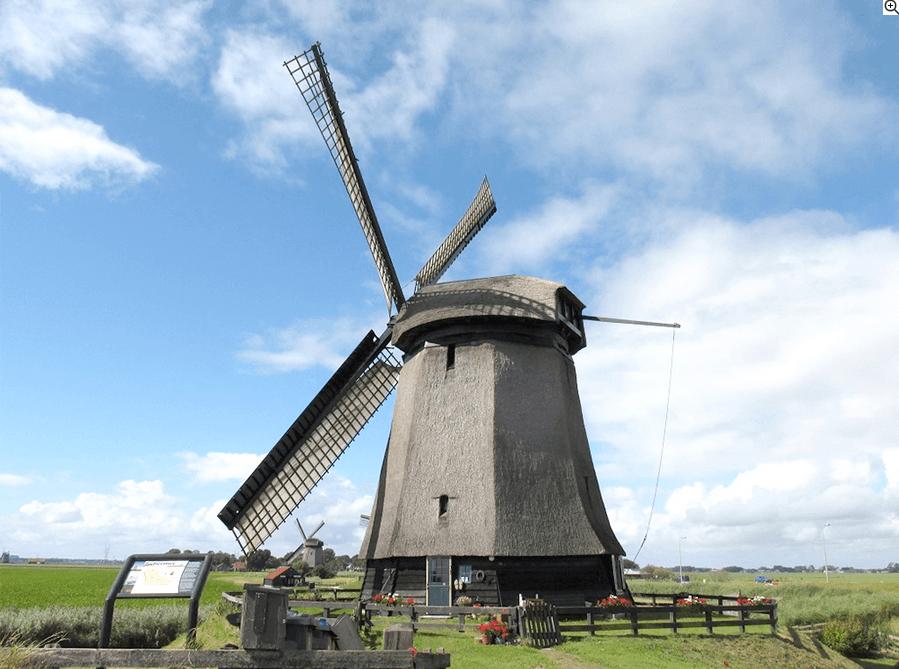 Bovenmolen met blauwe lucht